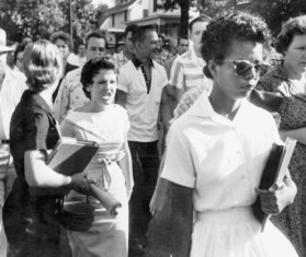 Elizabeth Eckford, 1957: la primera chica negra que cursó estudios en una universidad americana.