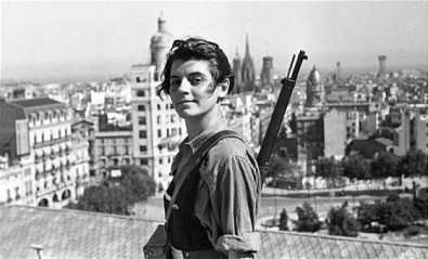 Marina Ginestà adquirió notoriedad por la fotografía que el 21 de julio de 1936 le tomó el fotógrafo alemán Hans Gutmann (Juan Guzmán) en la terraza del Hotel Colón de Barcelona