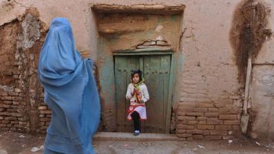 Mujer con burka en una aldea afgana
