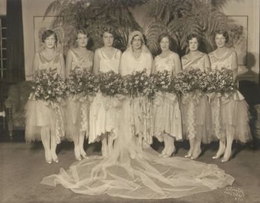 Novia con sus damas de honor, 1929