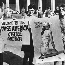 Protesta contra la pasarela de Miss América 1968, que en el cartel aparece como subasta de ganado.