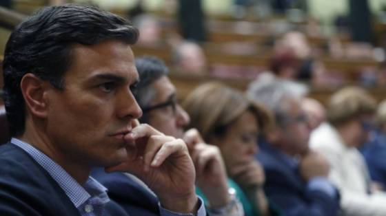 Un hierático Pedro Sánchez observa el debate de ayer. Fotografía de Chema Moya en El País digital