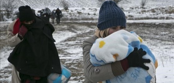 Imagen del fotógrafo Visar Kryeziu, tomada de El Periódico (Enero de 2016) en que una mujer migrante protege a su hijo con una manta mientras camina cerca de Miratovac (Serbia)