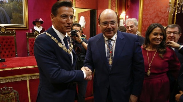Luis Salvador y Sebastián Pérez en plena muestra de respeto a la soberanía popular.
